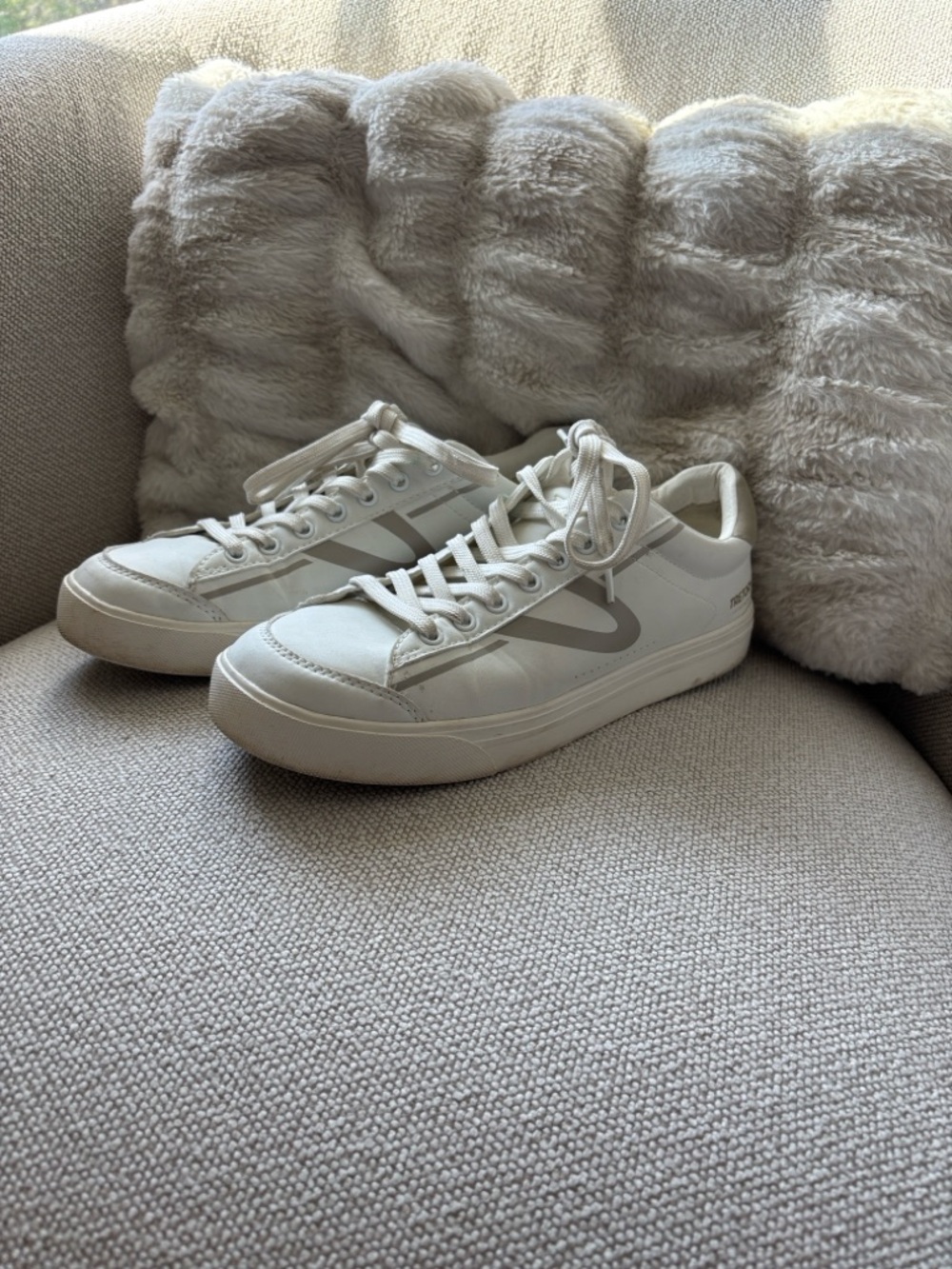 Tretorn Women's Low-Top Sneakers in Off-White and Light Gray